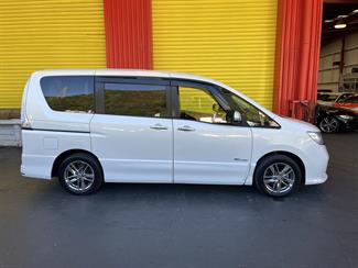 2012 Nissan Serena - Thumbnail