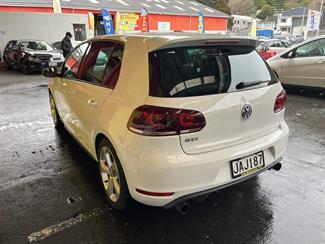 2010 Volkswagen Golf - Thumbnail