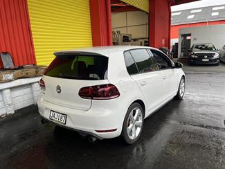 2010 Volkswagen Golf - Thumbnail