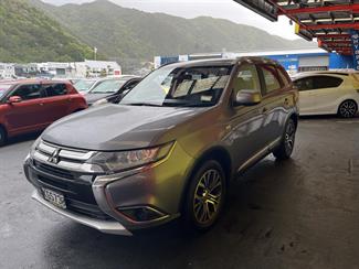 2017 Mitsubishi Outlander - Thumbnail